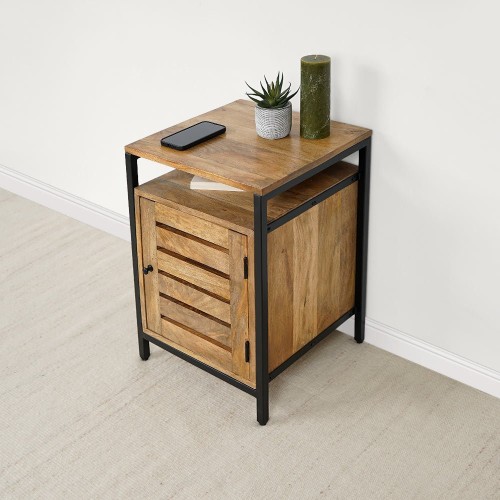 Nachtkastje van natuurlijk hout en metaal