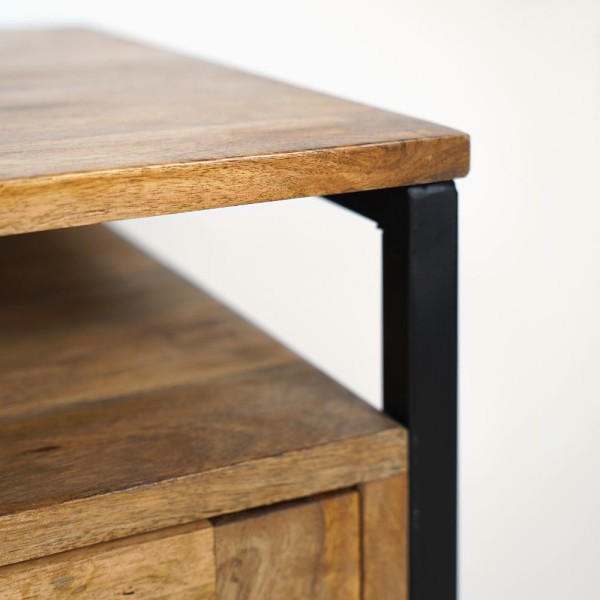 Nachtkastje van natuurlijk hout en metaal