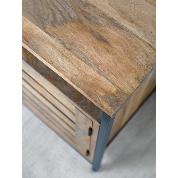 Nachtkastje van natuurlijk hout en metaal