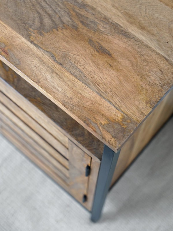 Nachtkastje van natuurlijk hout en metaal