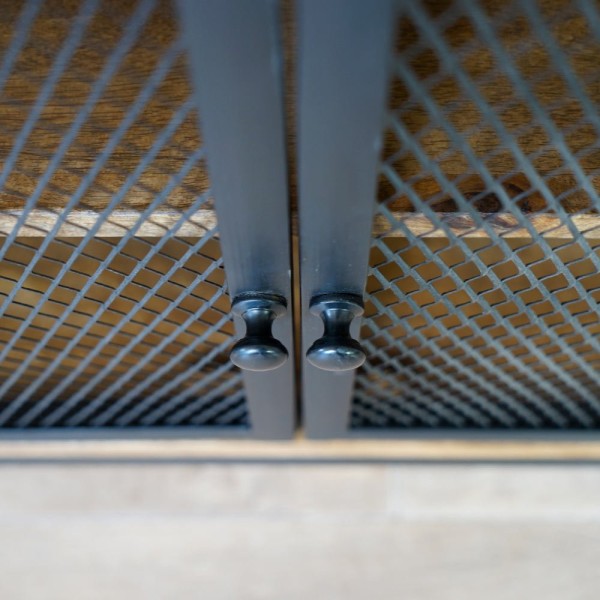 Legplank met kast met open deur