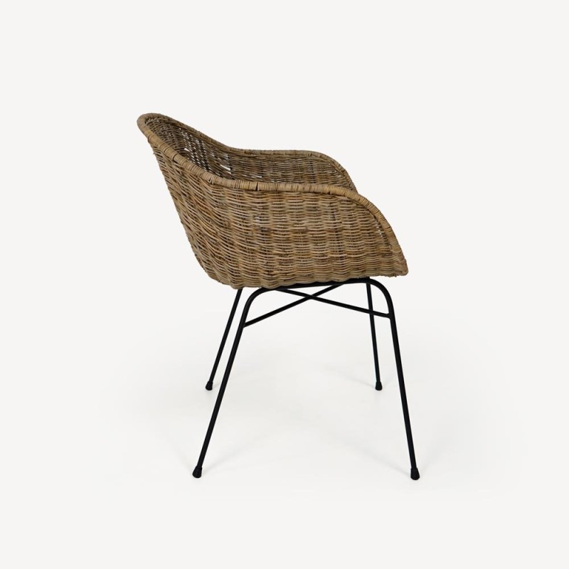 Rotan stoel met armleuningen en zwarte metalen poten - Sara