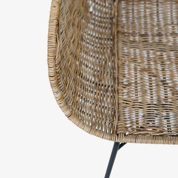Rotan stoel met armleuning en zwarte metalen poten - Sara