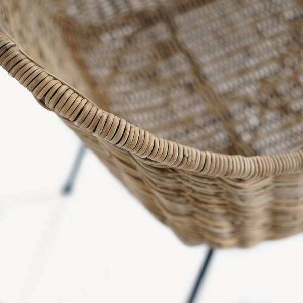 Rotan stoel met armleuning en zwarte metalen poten - Sara