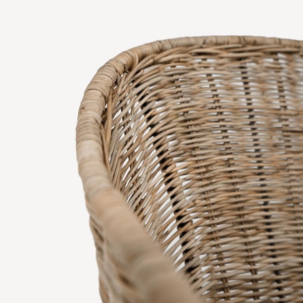 Rotan stoel met armleuning en zwarte metalen poten - Sara